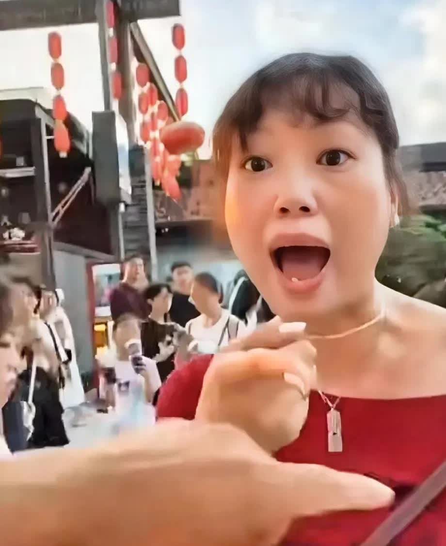 近日，一对外地夫妻带着10岁左右的女儿，来到美丽的重庆山城旅游。当他们到洪涯洞游
