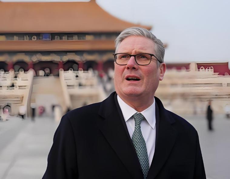 英国首相斯塔默，刚从中国回来，就在下议院扔下了一句石破天惊的话。他扶着发言台，对