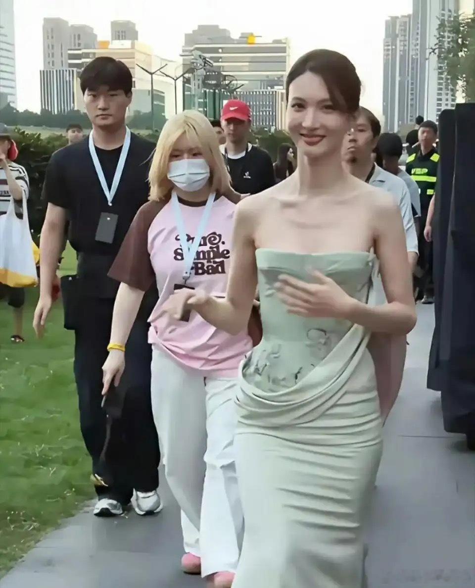 金晨穿低胸装好怕会掉下来