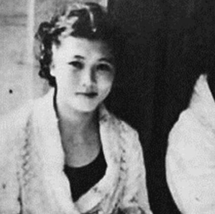 1937年，19岁“游泳皇后”杨秀琼结婚。她提出想避孕10年，丈夫爽快答应。不到