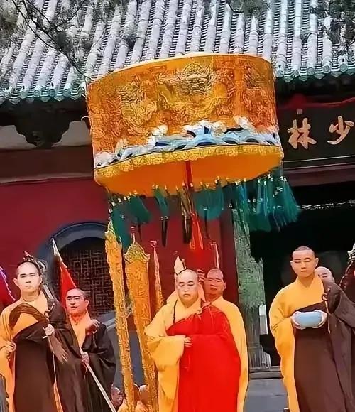 就冲花和尚做的这件事，他现在才出事已经算晚的了！他把古代帝王才能享受到的待遇搬到