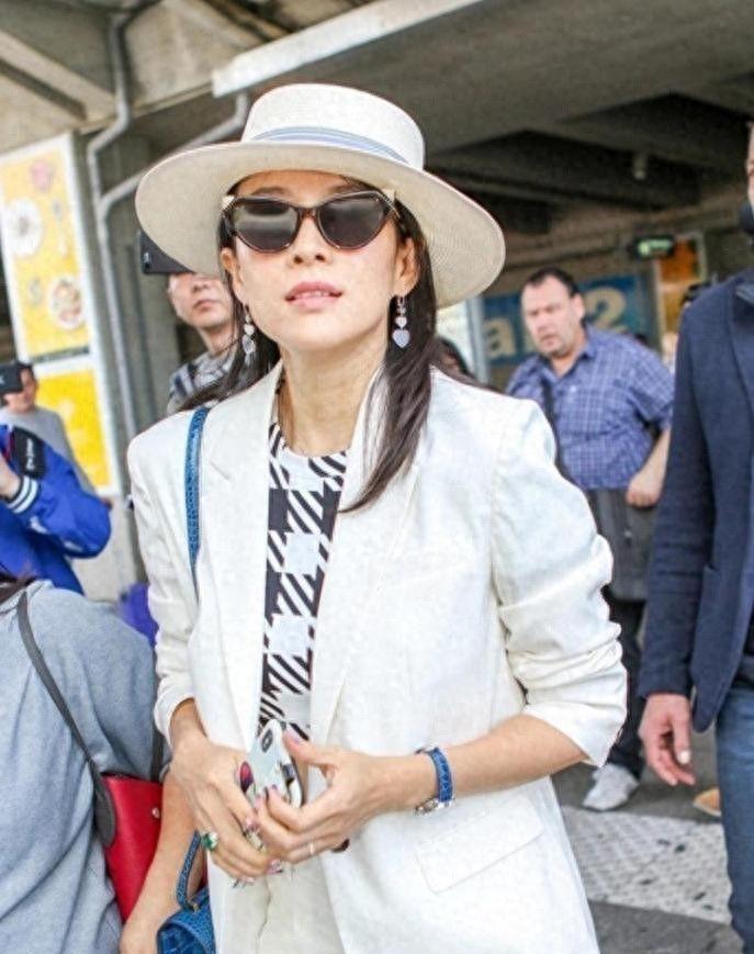 46岁章子怡离婚后大变样！一身白西装配短裤戴帽子，美到差点认不出