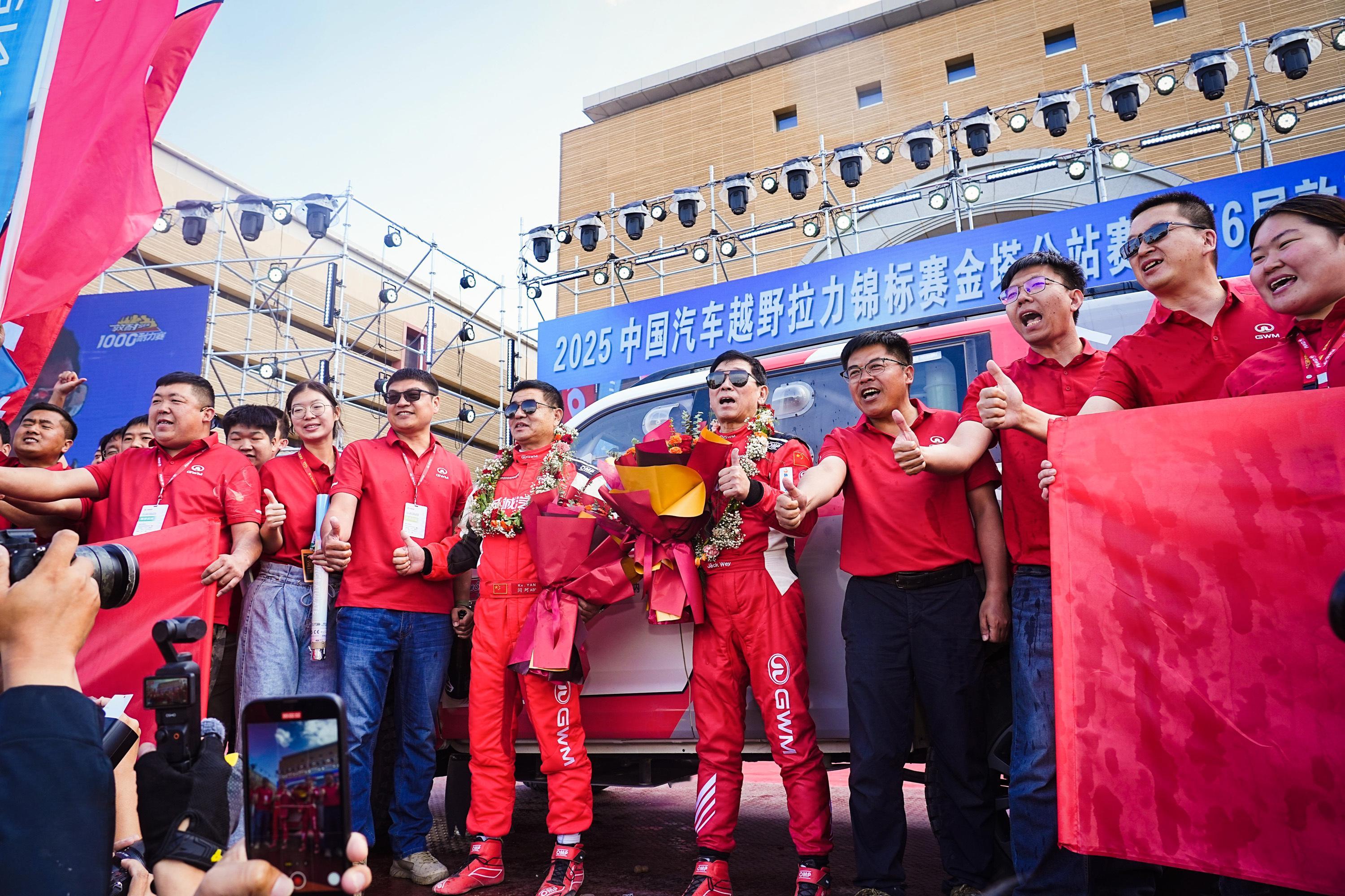 看到魏建军开着车冲过敦煌耐力赛终点线，真的有点热血！这1000多公里的戈壁路，哪