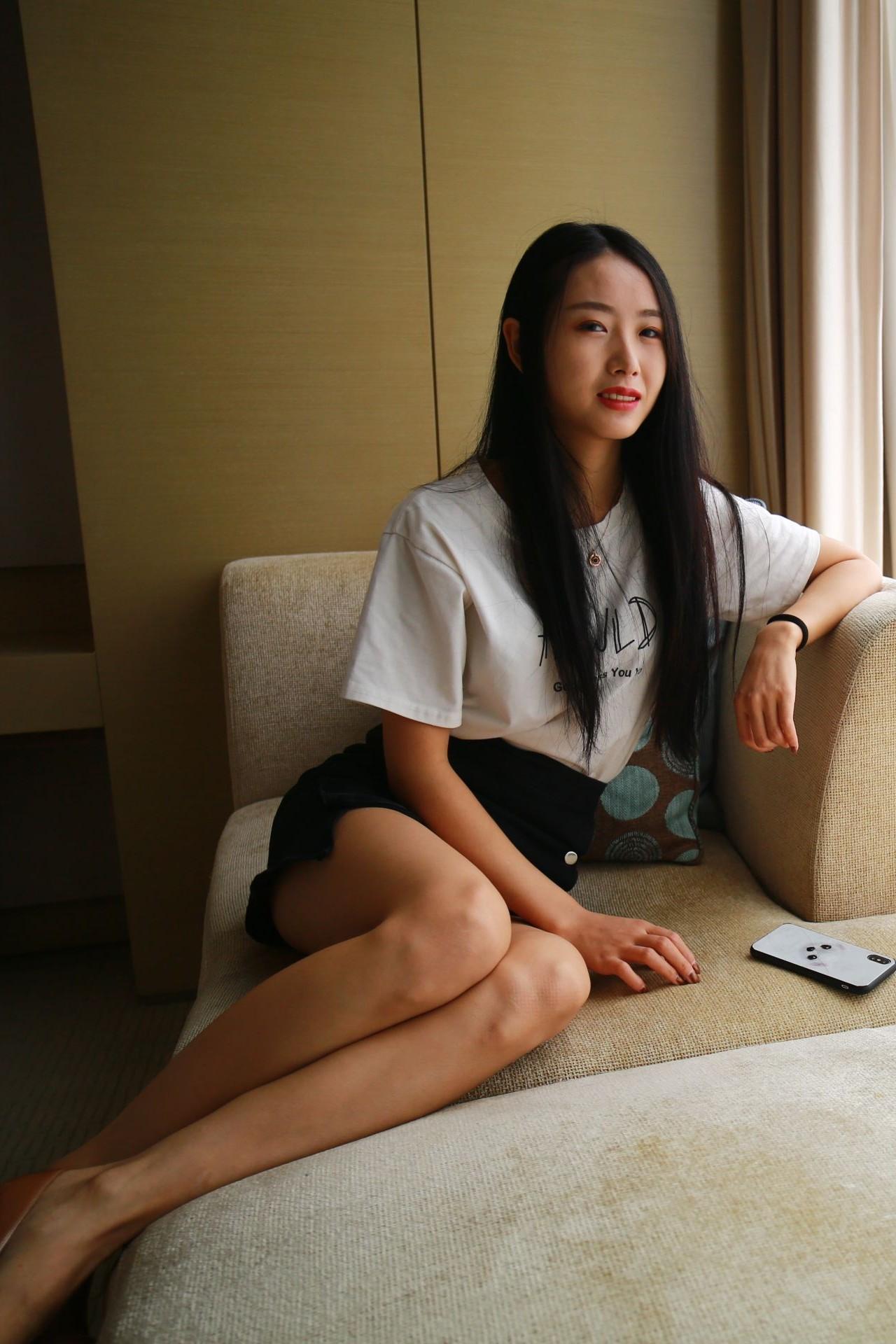 T黑裙衬着垂落的长发，连抬手的动作都裹着温温的柔～