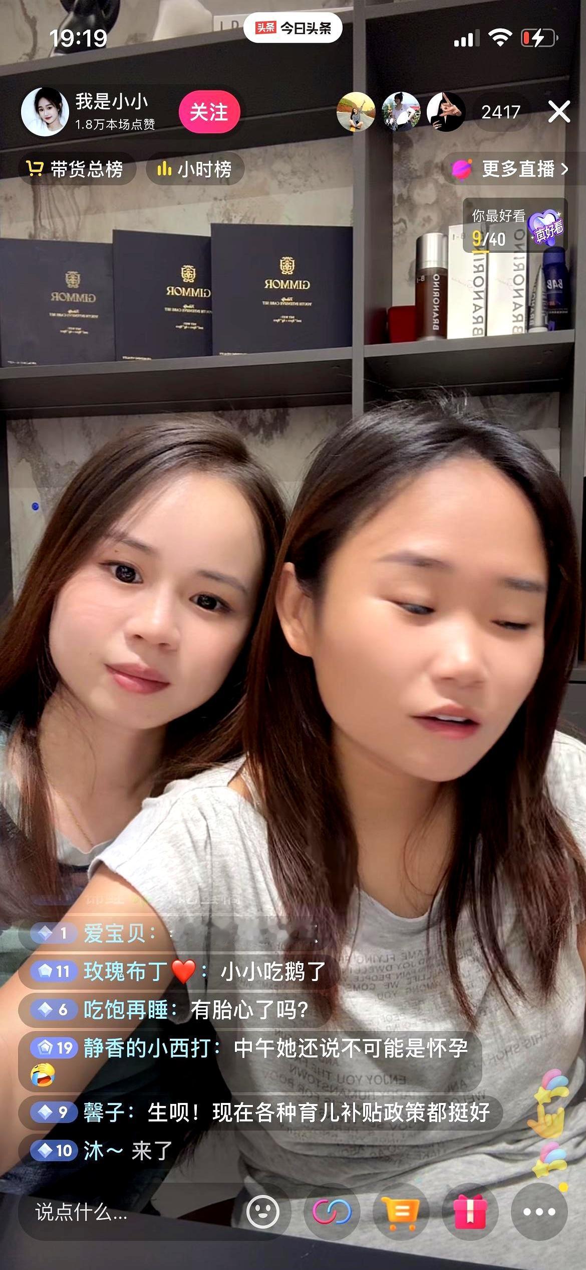 小二娃摆了六七年的水果摊，说歇就歇了。供应商小小没散伙，反倒揣着老货源，带着