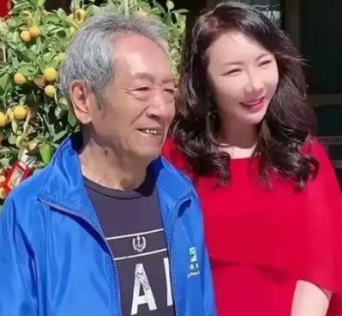 八十岁的老戏骨王奎荣，迎娶了比自己小三十七岁的娇妻，这桩婚事当年就足够引人注目。