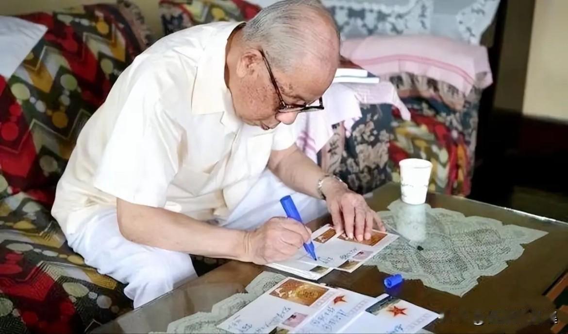 上世纪九十年代，开国少将，原北海舰队副政委宋景华在家中写明信片时的照片。在任期间