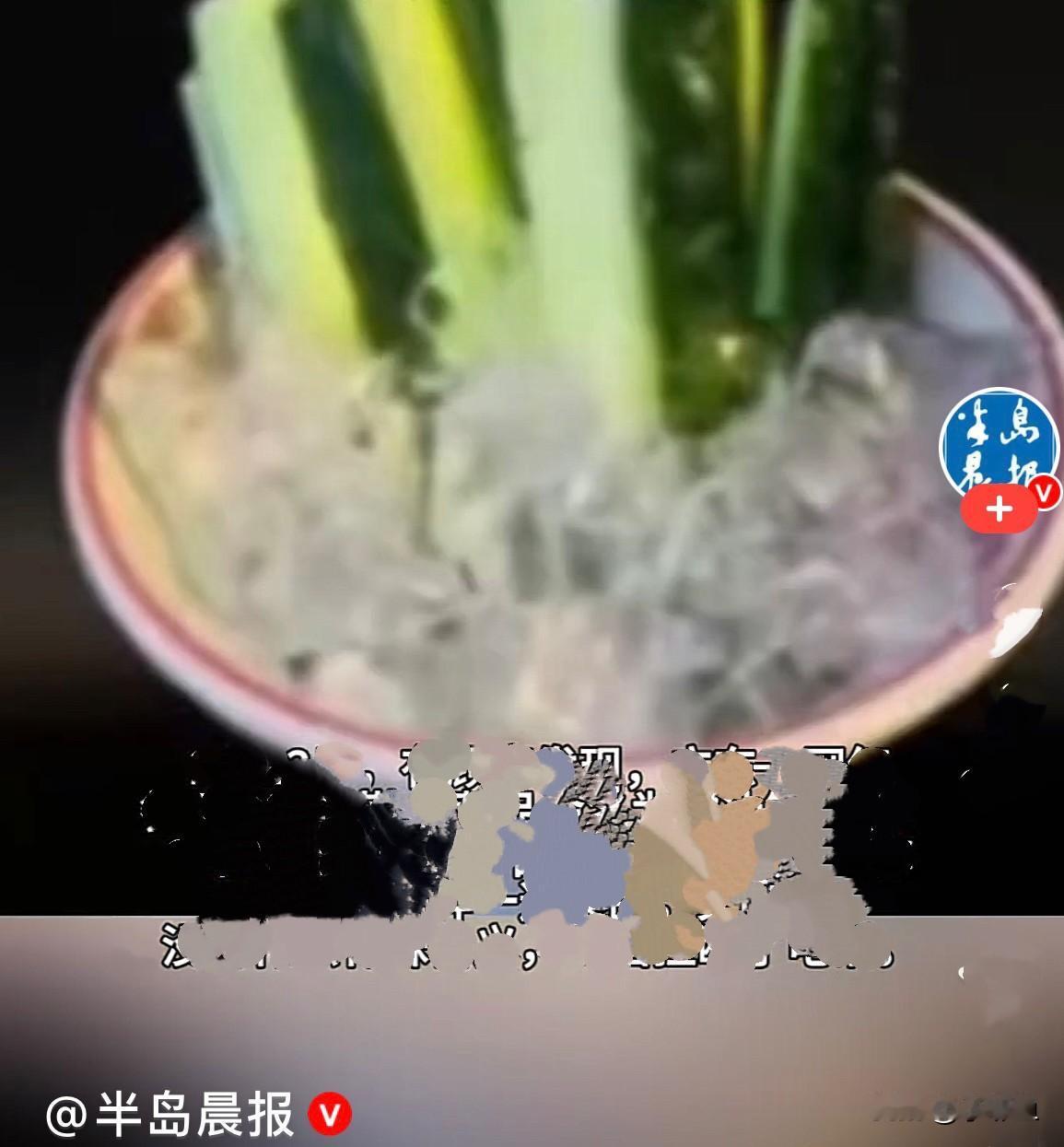 大年初七，各大餐厅都坐满了家庭聚餐，广东一网红餐厅有一道小菜是把黄瓜切成一条条后