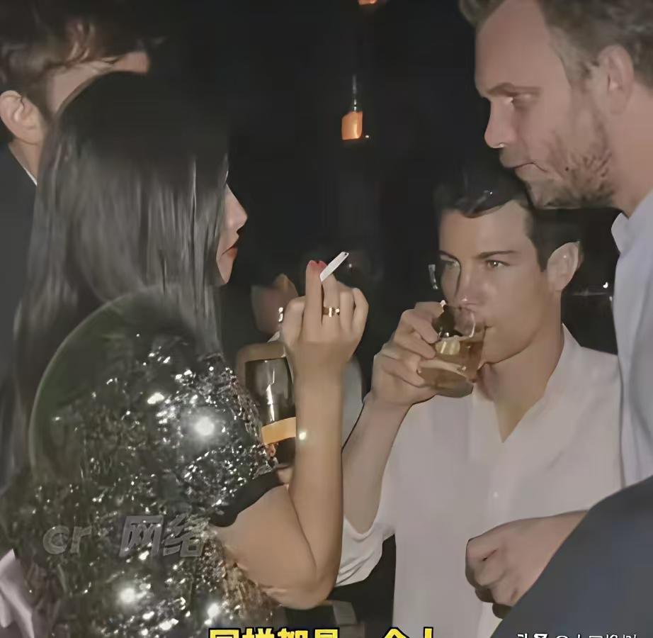 翻开朱珠在国外的旧相册，那股生猛的「野性」。朱珠还行，还可以生孩子，还算正常，有