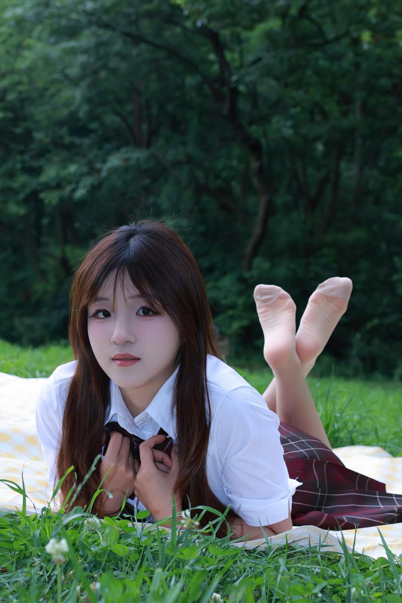 jk女孩穿超薄加固丝袜趴在草坪上，也太惬意了，真美！jk袜穿搭女短丝袜女半脚