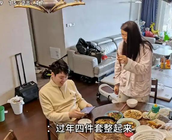 江苏，一对夫妻在家吃饭聊天，妻子突然抱怨，这一年因为带娃请了几次假，年终奖没有了