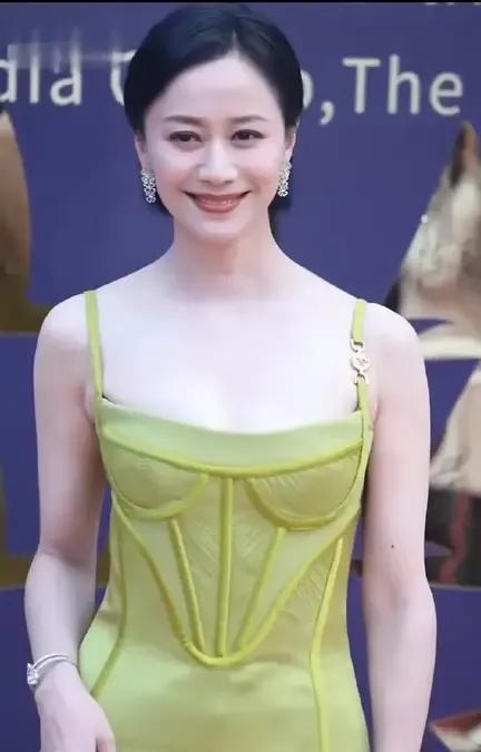 天啊！演员倪虹洁的嘴巴太大了吧？我以前觉得姚晨的嘴巴大，可没想到倪虹洁的嘴比姚晨