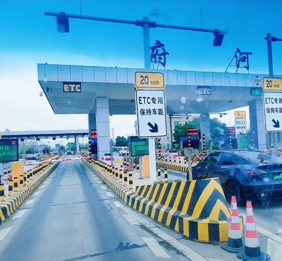 昨天去黄陂前川，走了一趟府河收费站，这是免费以后第一次走岱黄高速，还是有一些问题