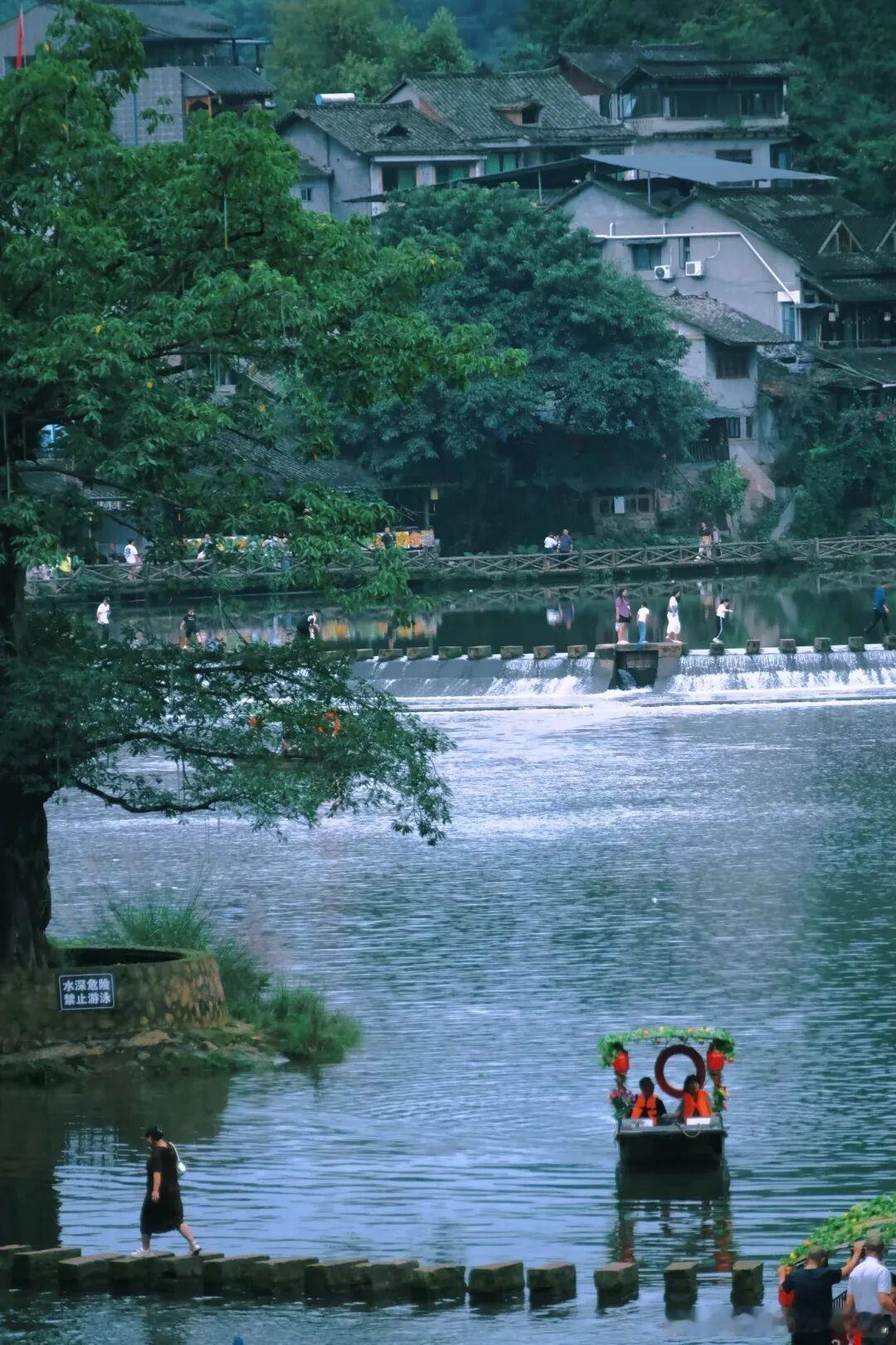 谁懂啊！四川的夏天根本不用硬扛高温✨五大免费古镇藏着全城最舒服的清凉。溪流穿巷、