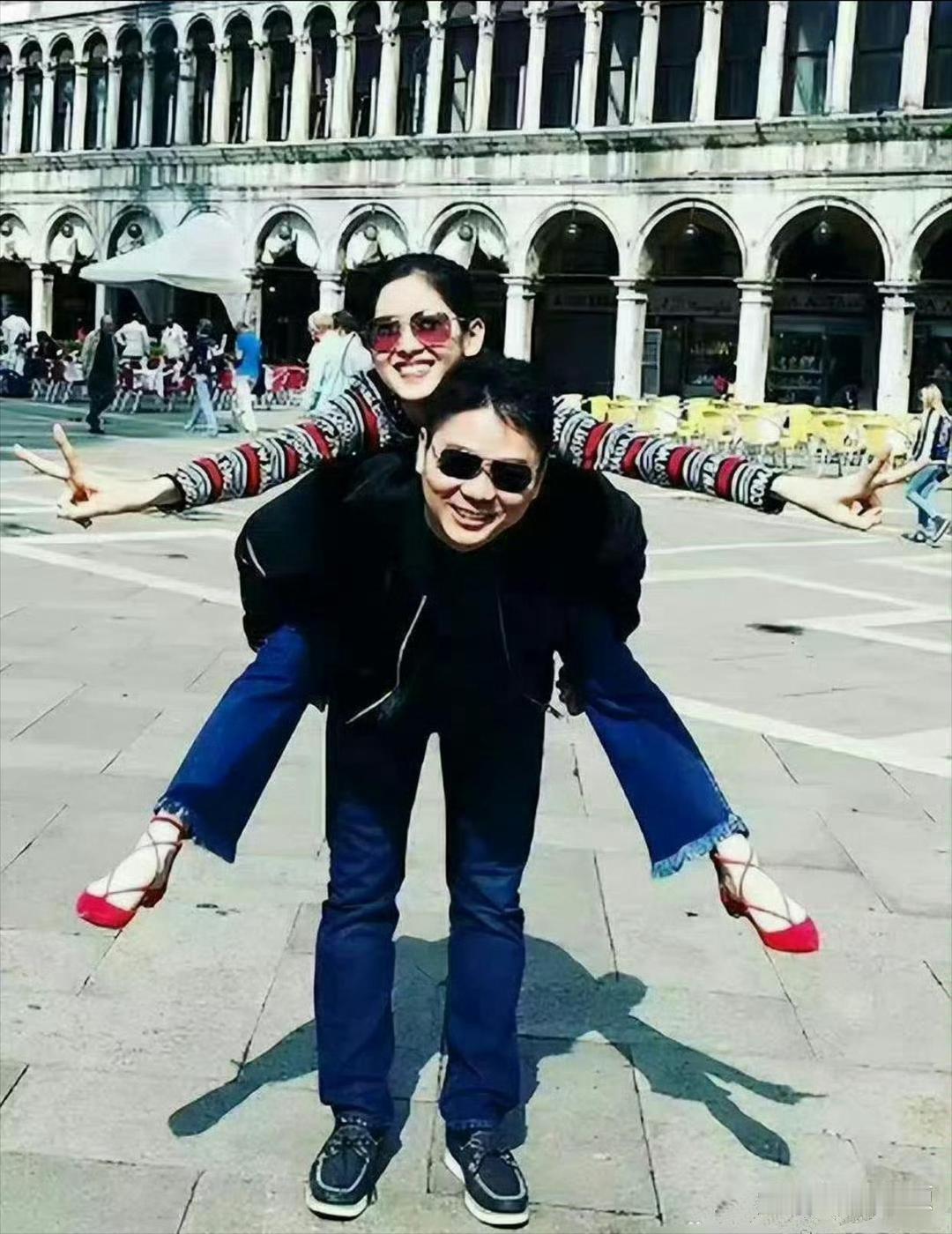 这会的刘强东三十八岁，章泽天十八岁，刚认识不久​