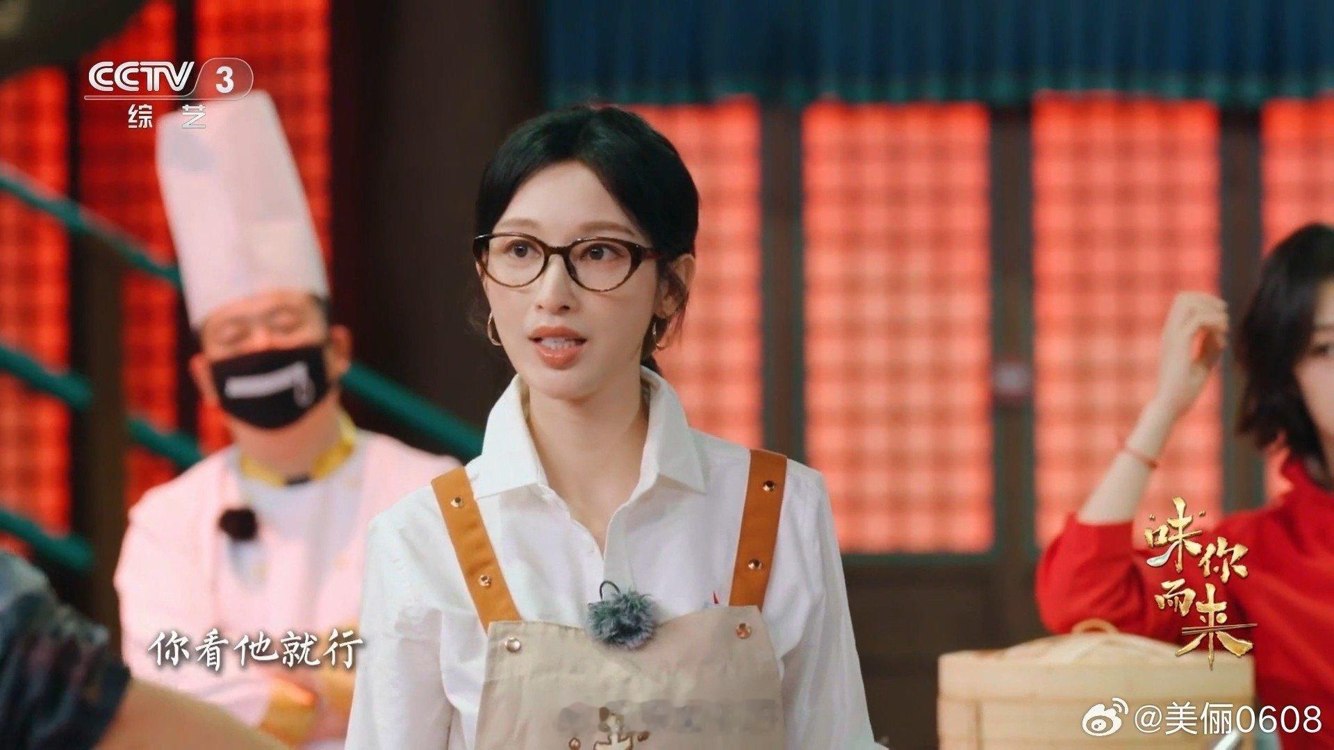 张俪一不小心夹起来了张俪这是掌握了“反差萌”的精髓呀！上一秒还气场两米八，下一