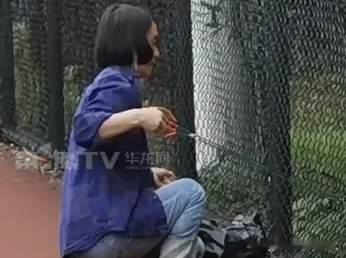 重庆一高校副教授在操场捡垃圾意外走红近日，有网友在西南政法大学散步时遇到一
