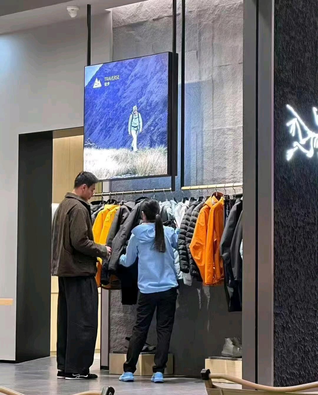 申花薛庆浩开始购物模式！心态决定一切！因为薛庆浩最近没有参加比赛！申花也没有给出