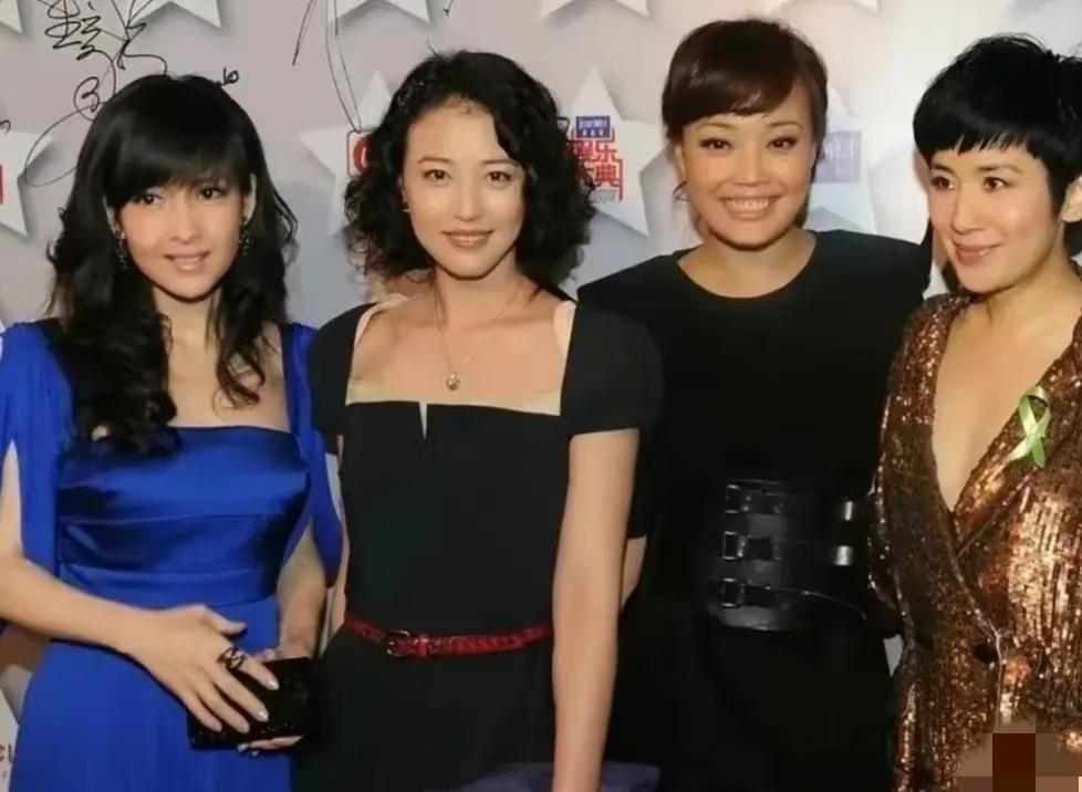香港女神们的早期合照真没想到右二竟是天后容祖儿在一众女神中，年纪最小的容祖儿