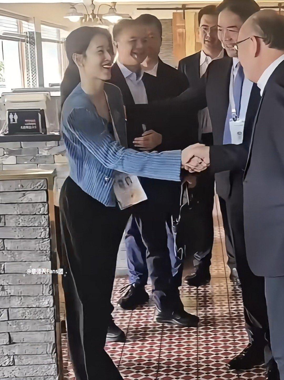 32岁章泽天跟刘强东同框不再高冷，握手笑到合不拢嘴，东哥还追着问谁拍的照片害他没自信，网友：这回总算