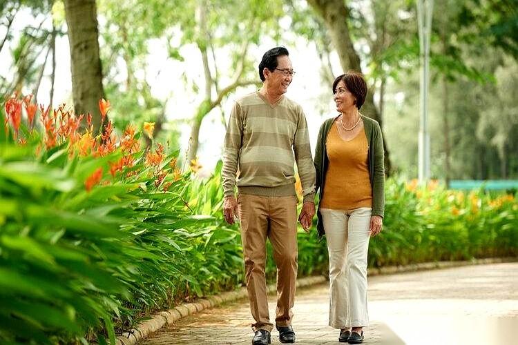 我跟你说个最扎心的事儿。有时候，毁掉一个老人身体的，不是病，恰恰是那份非要“坚