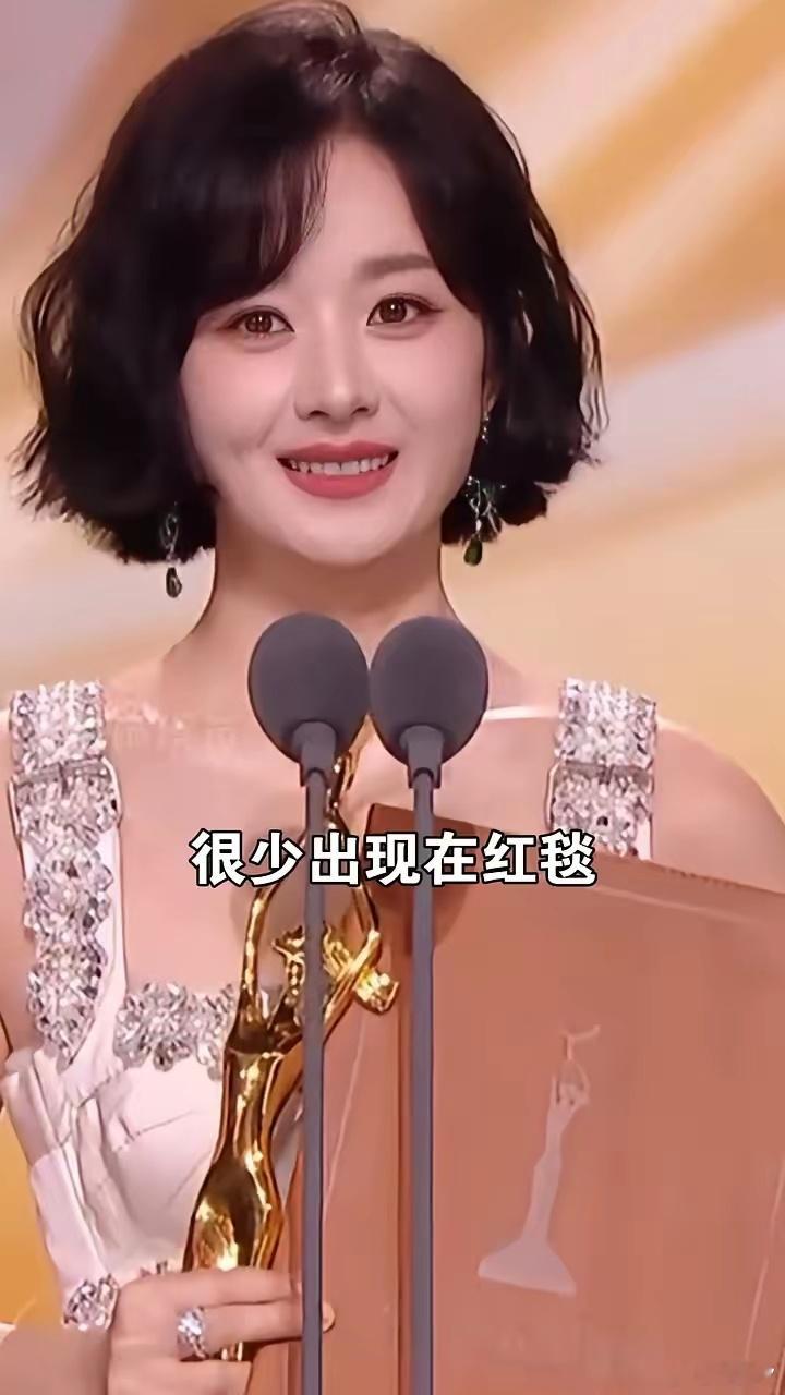 迪丽热巴为何消失在红毯上？以为是资源变差，代入赵丽颖视...不知有人发现了没，迪