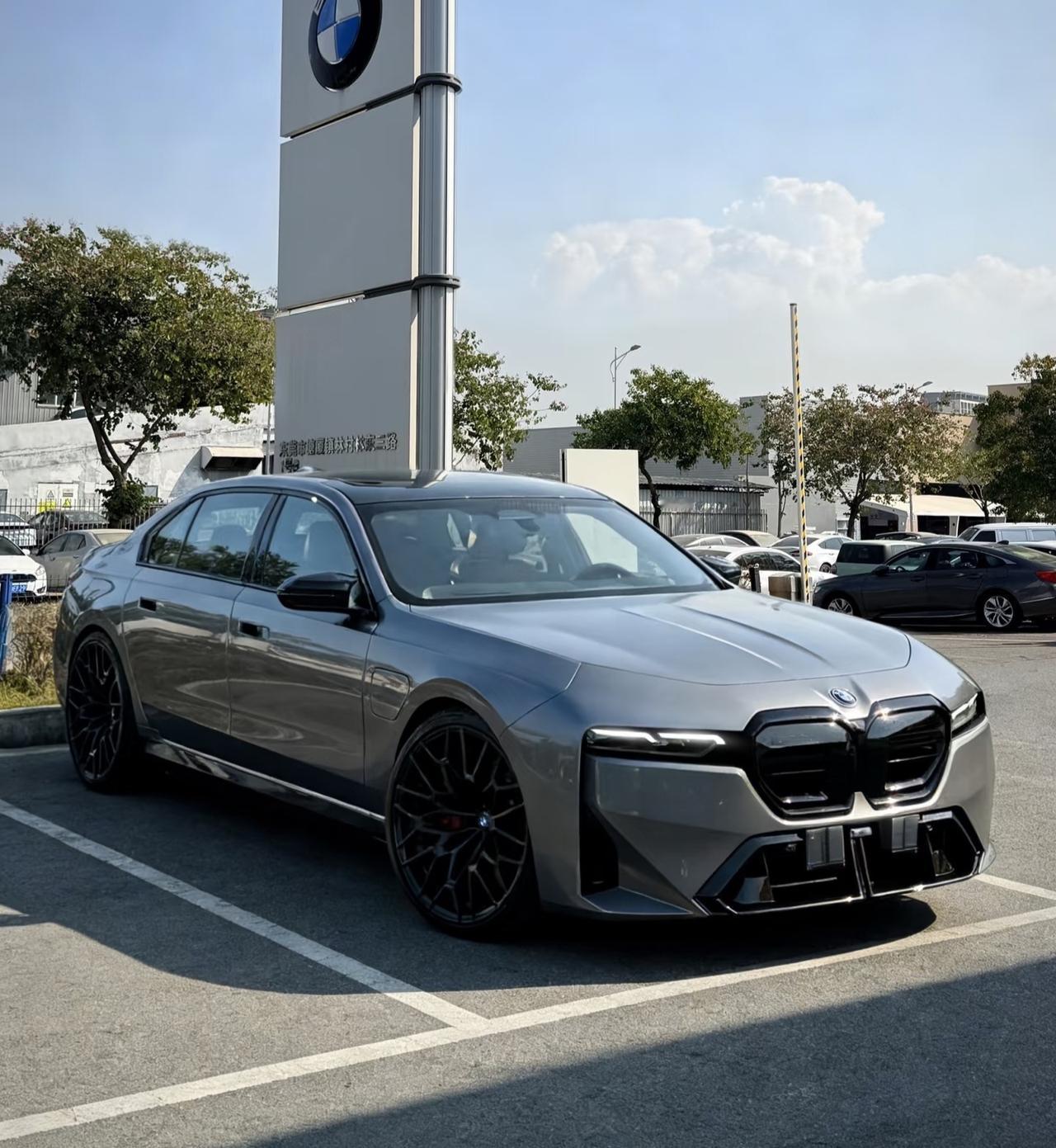 店里看到了一台新世代宝马7系[笑着哭]这个外观审美已经不是超不超前的问题了，是有