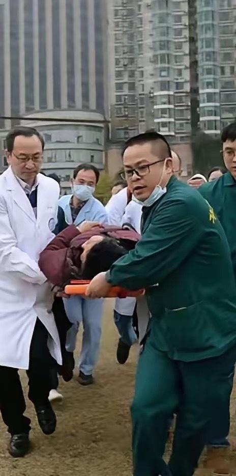 高二17岁男孩体育课突然晕倒，昏迷不醒，老师赶紧叫了120送到医院，医生检查抽血