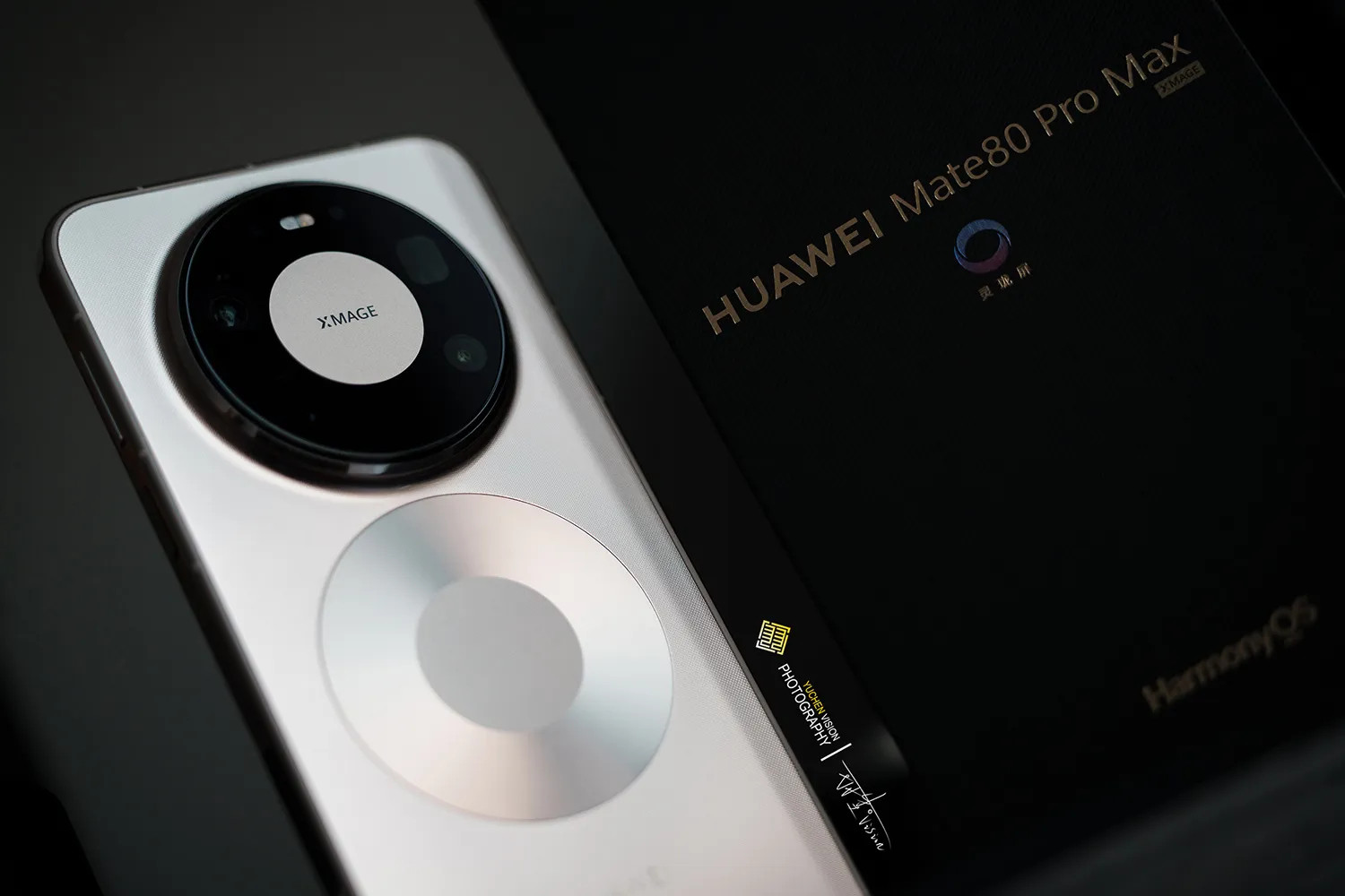 Mate80ProMax虽然沉但沉的均匀，所以就还好拿着也不算累但有些手机