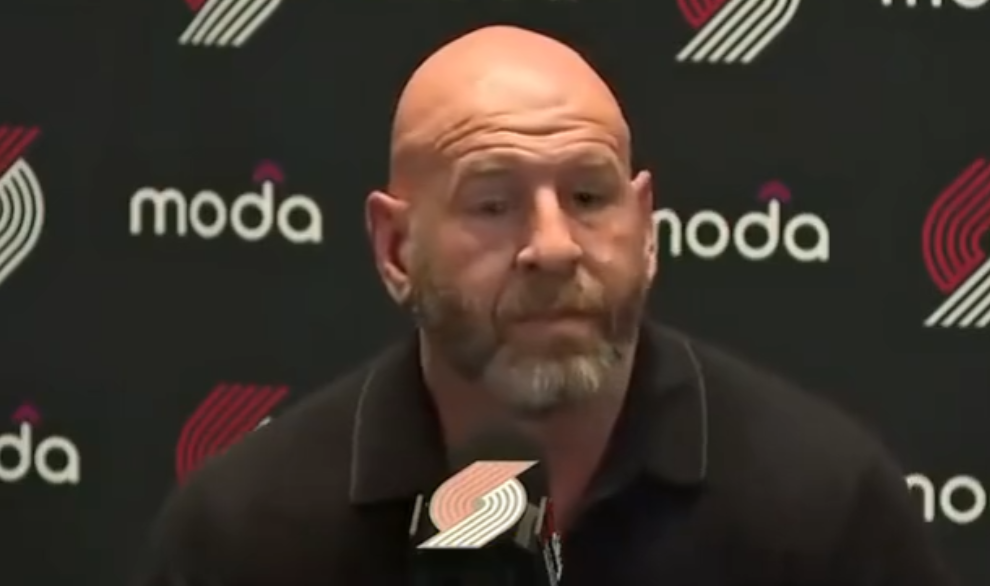 杨瀚森是留队打NBA?还是送回CBA历练？听一听开拓者总经理丹尼-吉尔答记者问。