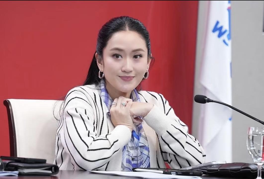 欣赏一下佩通坦这周组织为泰党开例会的情景：她总是那么美丽迷人。每次着装都令人眼前