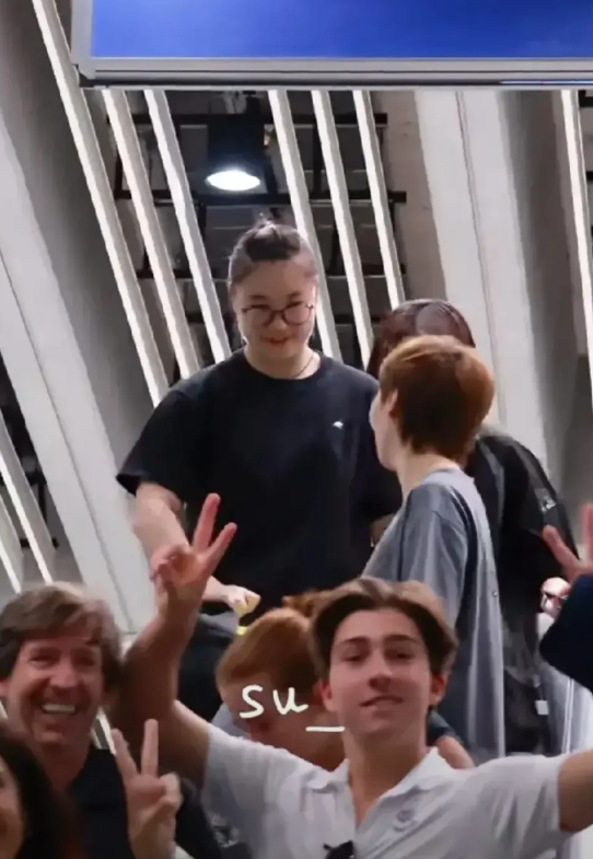 真的意想不到，王曼昱这待遇真是令人惊奇。我们怎么也不会想到，来到瑞典机场，在下