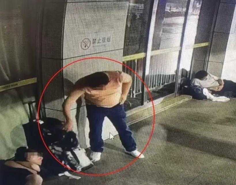 男子刑满释放10天后又被抓，近日的重庆，41岁的男子何某才从监狱出来，10天后就