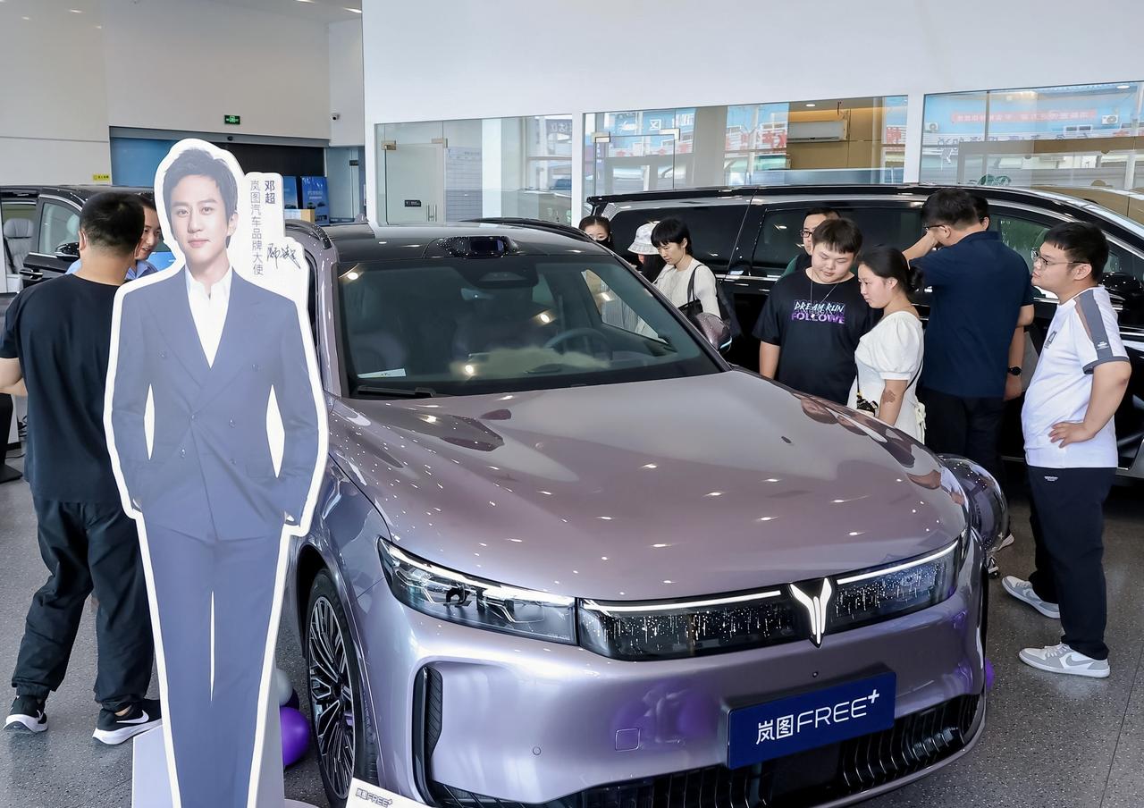 岚图销售加班成常态邓超代言FREE+客流量激增210%“最近店里就没消停