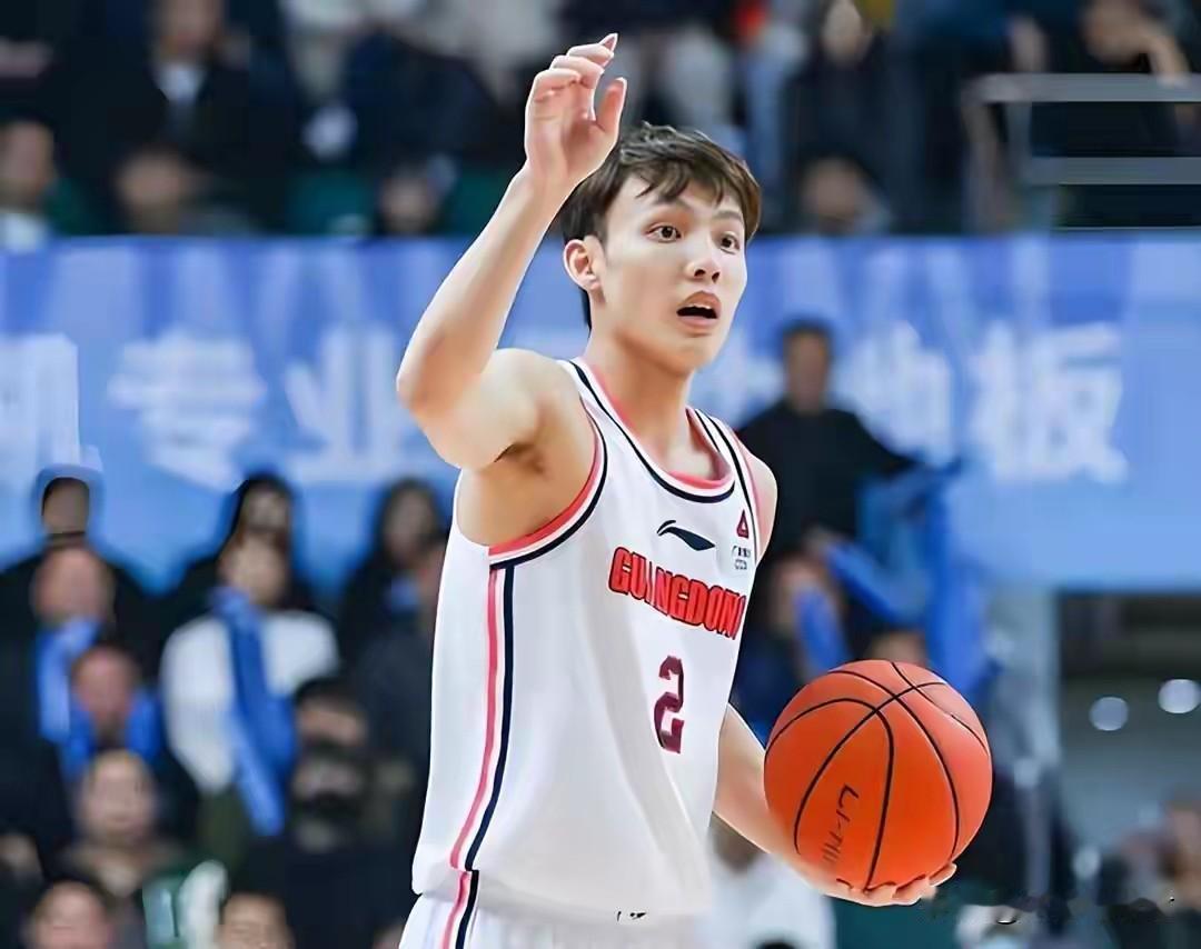 徐杰闷闷不乐！广东男篮无缘半决赛后，球队决定在今天下午1点左右返回东莞。在今天
