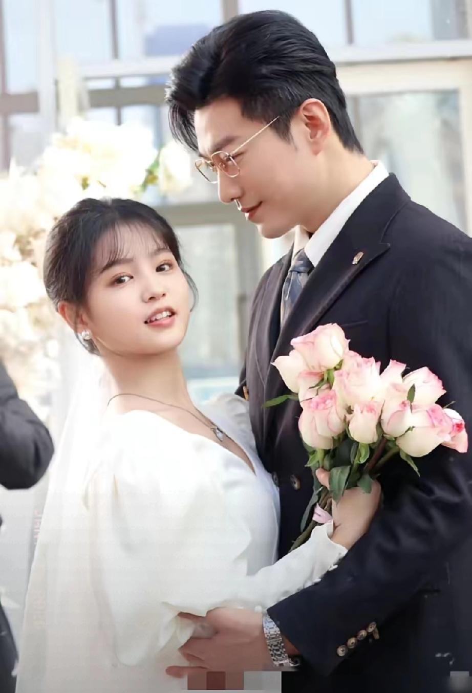 24岁的杨咩咩和33岁的于龙官宣求婚啦！杨咩咩俏皮笑称：“图他9岁年龄差，图他‘