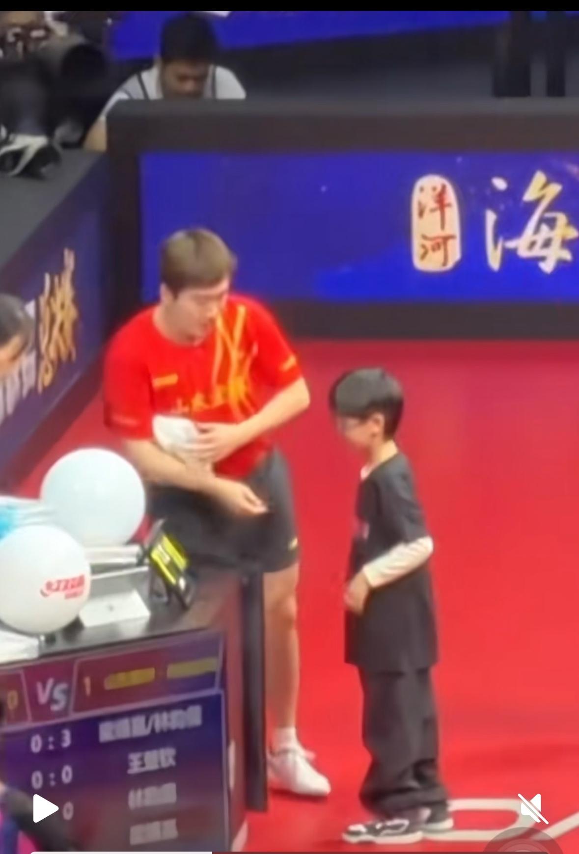 梁靖崑也太幸福啦——比赛期间老婆孩子都陪伴着梁靖崑打南京乒超总决赛，正好赶上