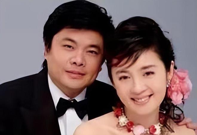 “我们离婚吧，我给你一个亿！”2004年亿万富翁丁健跟妻子提出了离婚，当时妻子刚