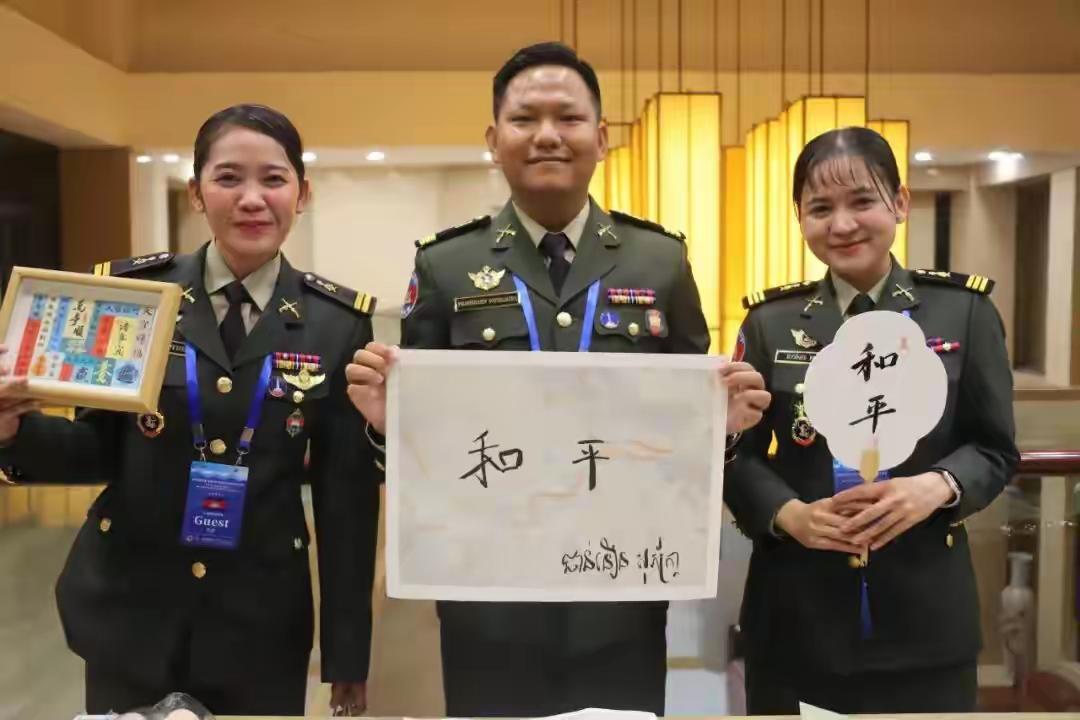 越媒:越南军官参观中国歼16，座舱和编号全部保密刚刚结束的中国东盟青年军官的交