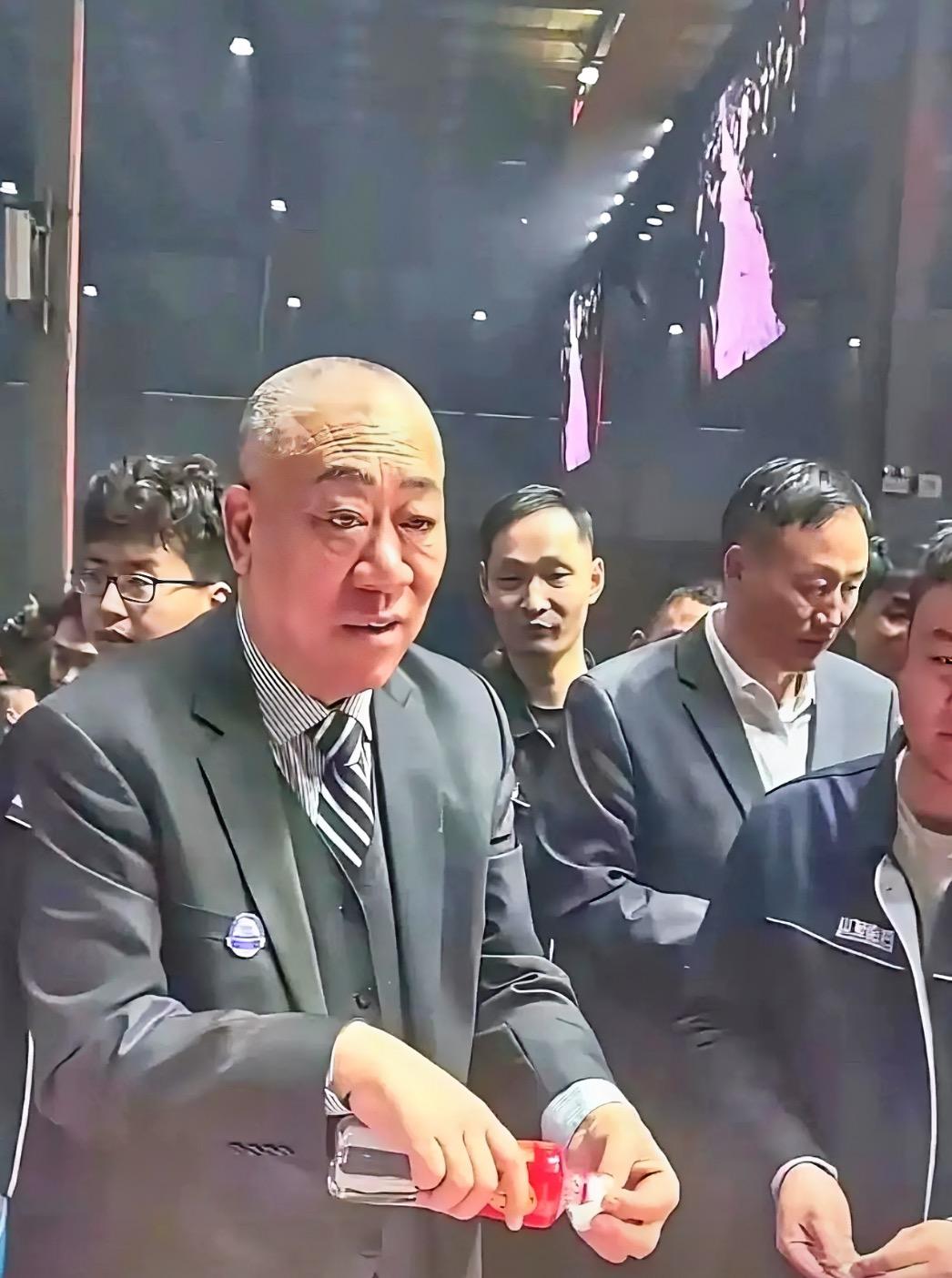 河南矿山的崔培军，刚把公司2.7亿利润中的1.8亿发给员工当奖金。结果开工第一天