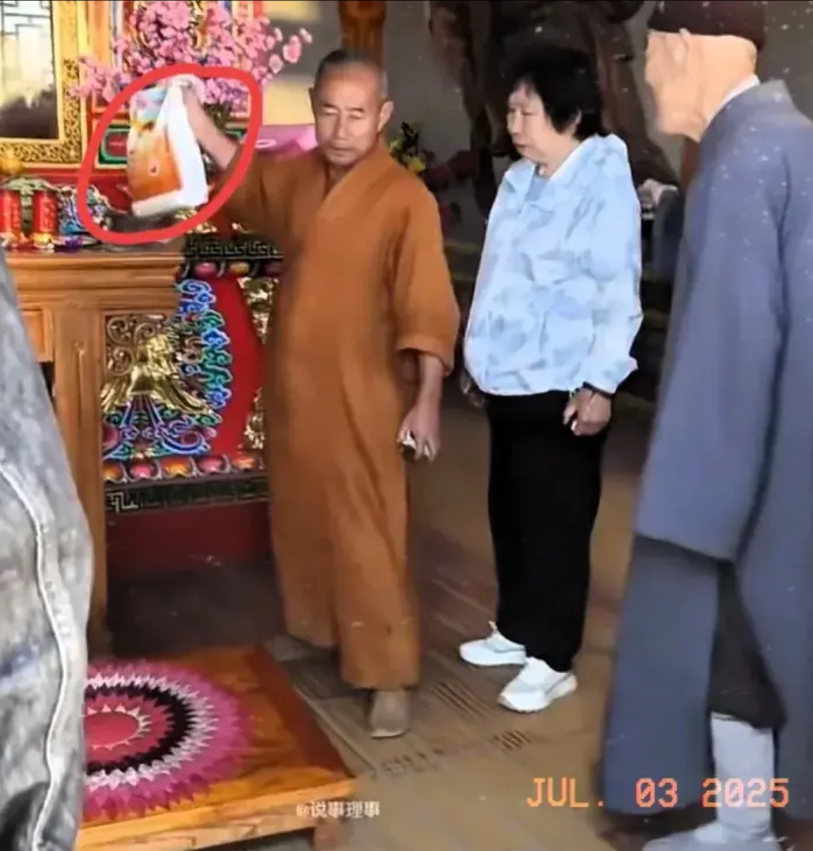 五台山的和尚为什么扔掉百姓供奉的大米原因有二，一是和尚不吃陈米，二是和尚