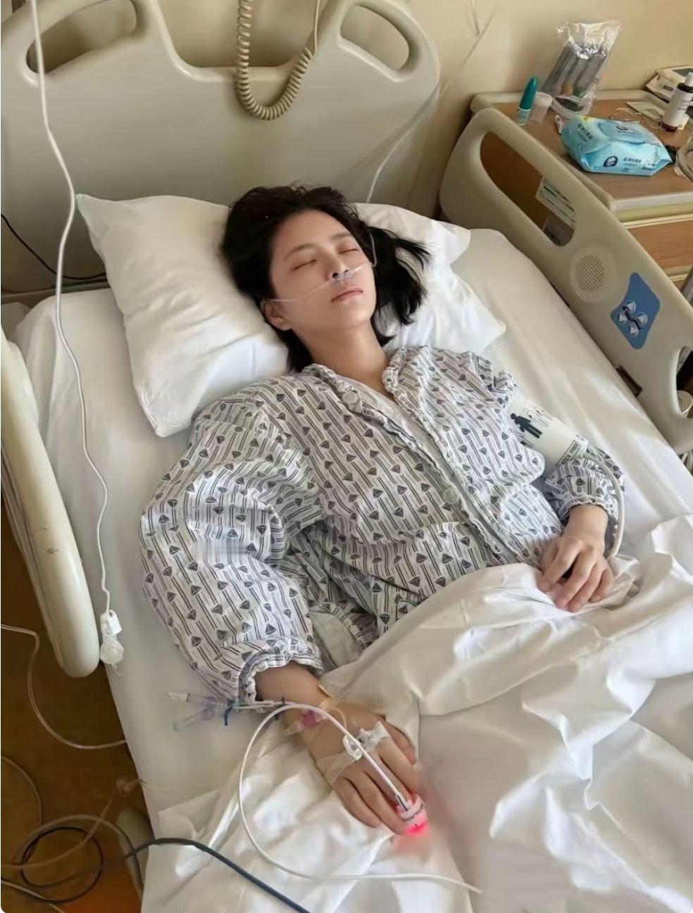 王灿切肺6天报平安，穿单肩上衣晒腋下“纱布贴”，又清瘦了不少