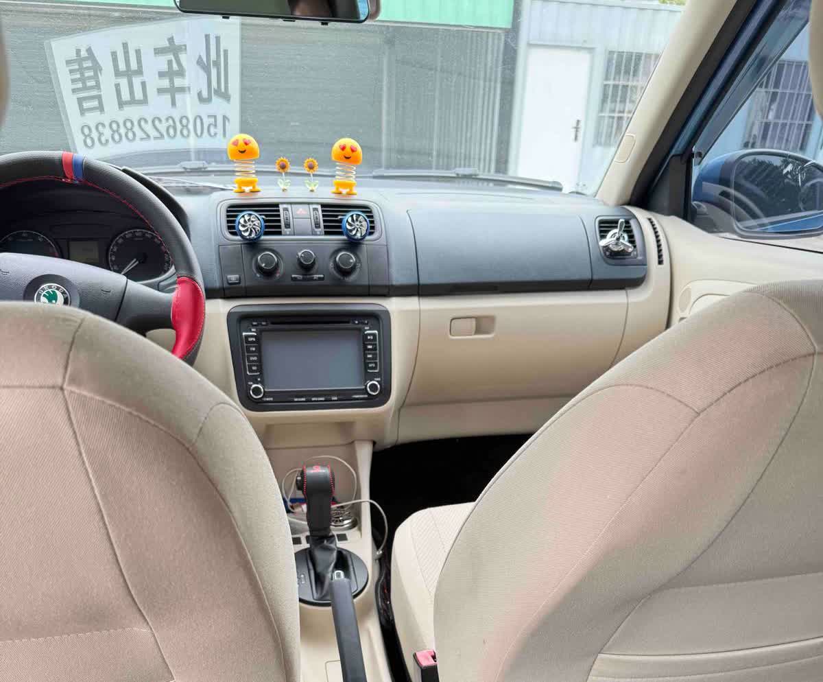 今天我老公给我买了一台二手小车，我也不知道是什么牌子，花了一万三千八。有点小贵。