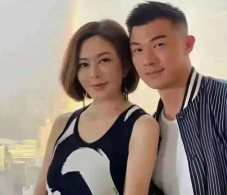 关之琳63岁，模特男友28岁，两人相差35岁，但看上去差不多了！毫无违和感，不得