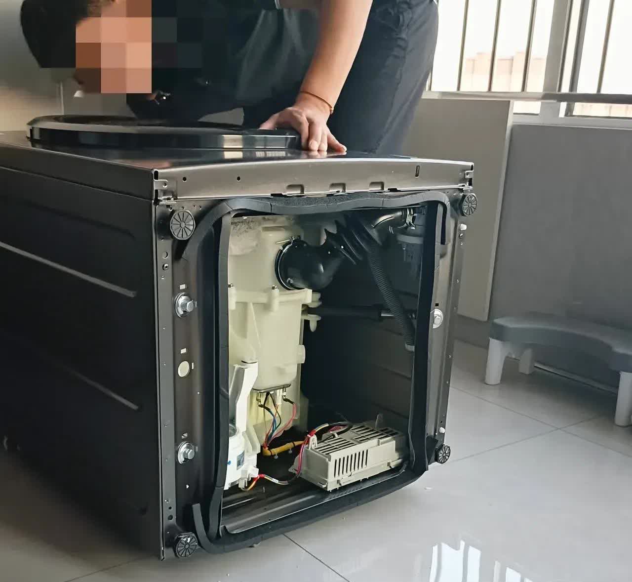 河北，一名女子给家里买了个滚筒洗衣机，师傅在安装的时候，把这个洗衣机给翻转了过来