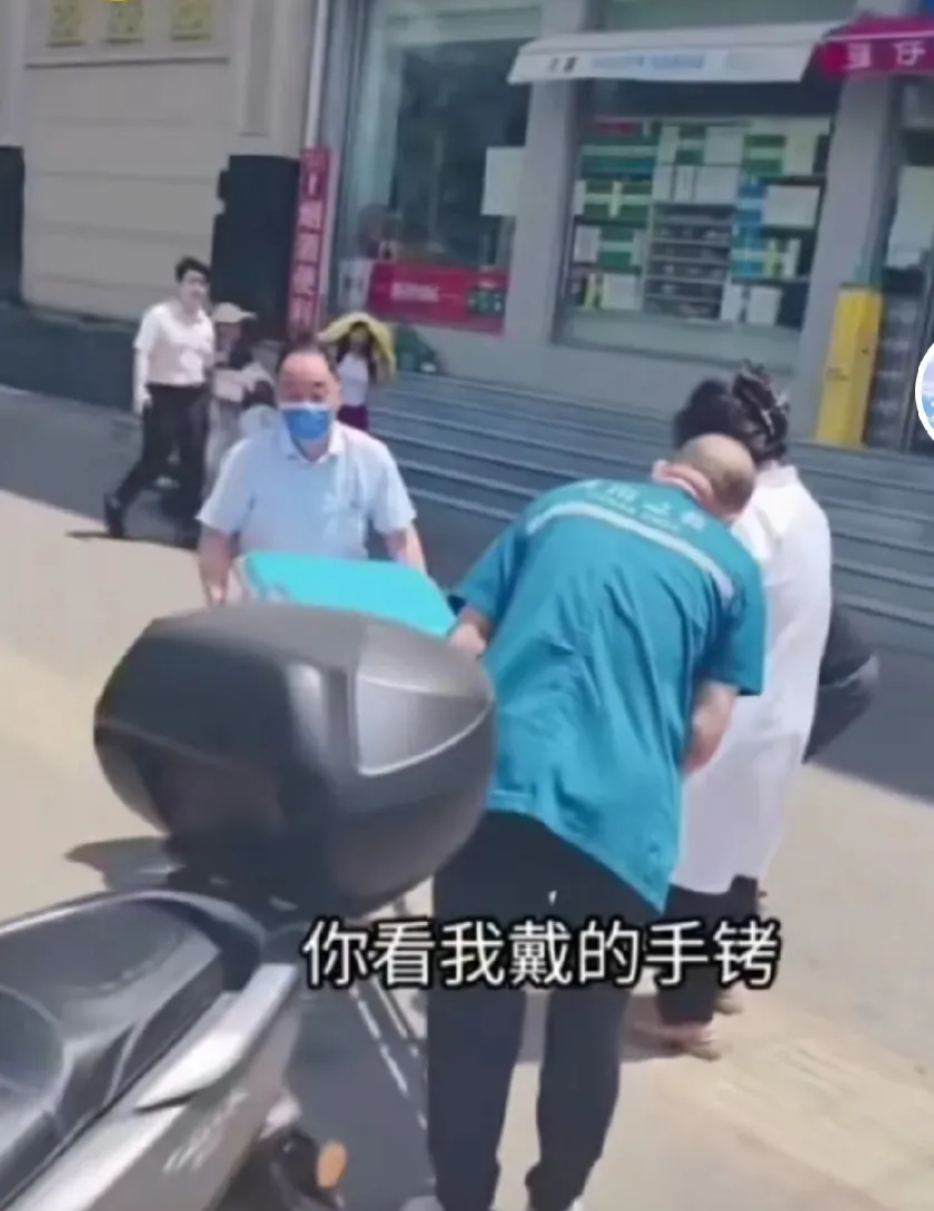 医院惊现“手铐”闹剧！光天化日女子被强行带走，真相迷雾重重青天白日下，