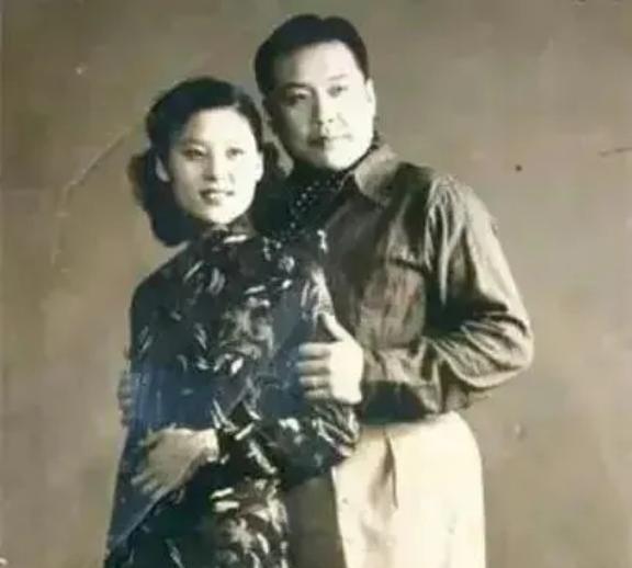 1936年，21岁袁祜祯和18岁的曹士岳大婚。洞房过后，曹士岳发现新娘不是完璧之