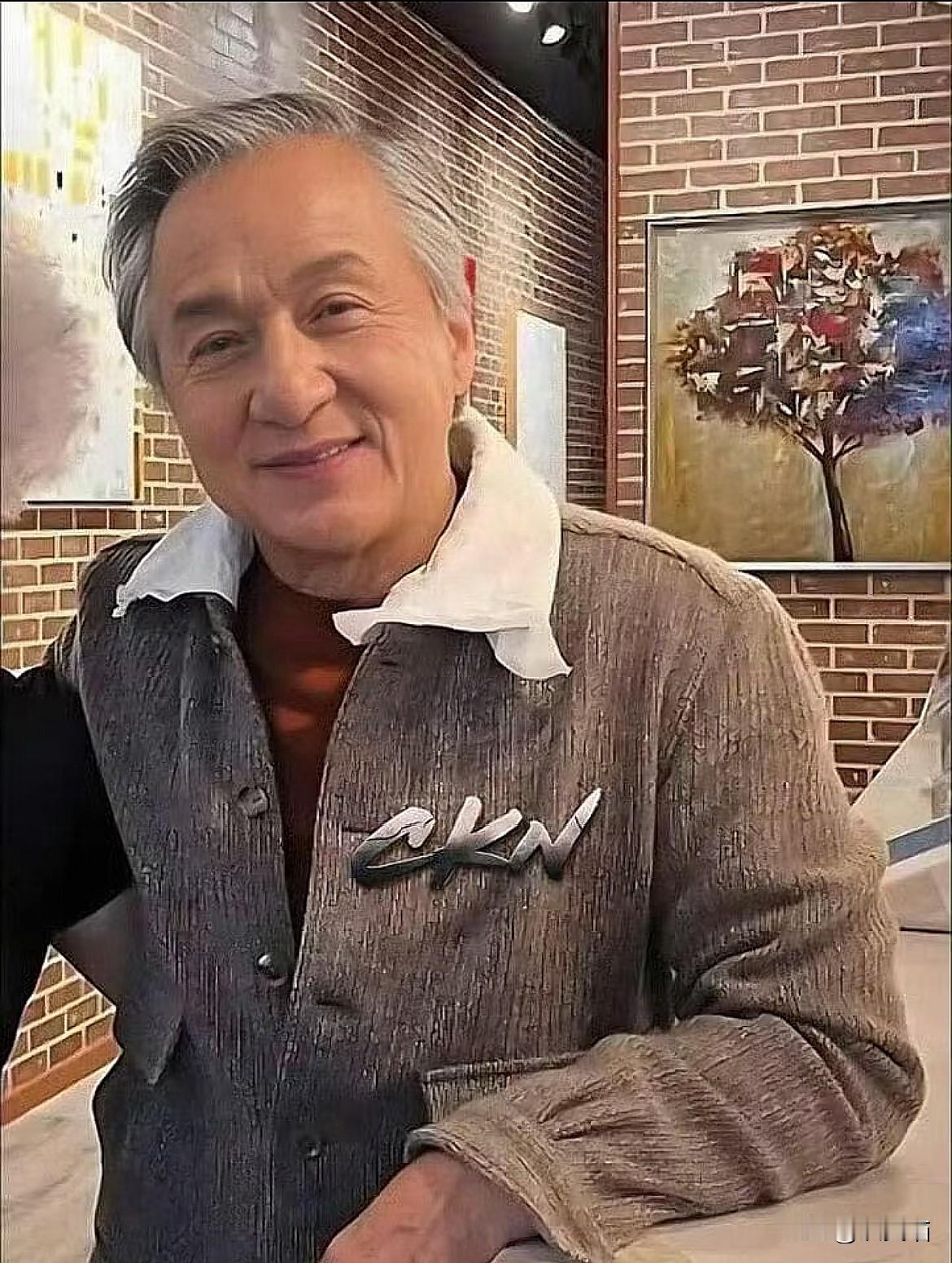 成龙深夜翻看监控，72岁林凤娇独自叠衣画面让他当场落泪71岁的成龙在采访中