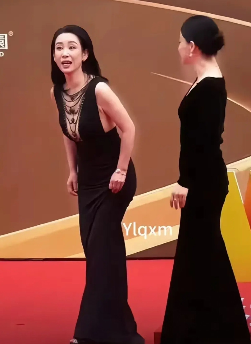 怎么忽然流行穿黑礼服了？不过，感觉这种颜色真的是百搭。明星太自律了。都是四十多