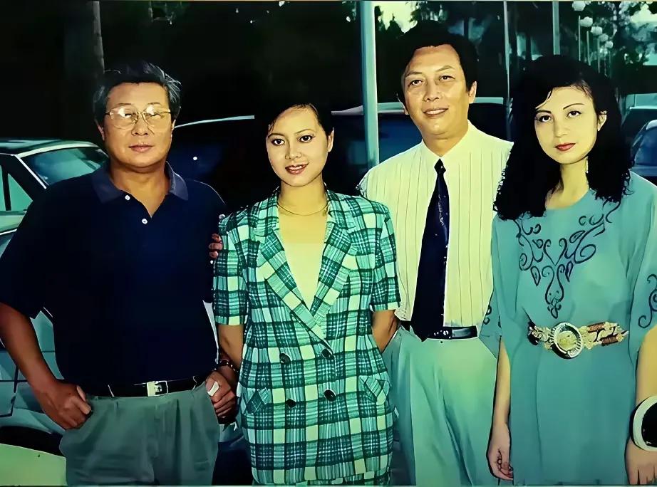 图中两位男演员都是我国著名男演员，王心刚老师和唐国强老师，他们身边的两位女演员，